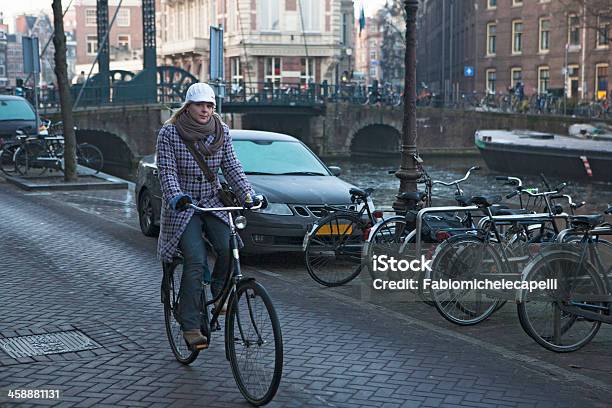 Donna In Giro In Bicicletta - Fotografie stock e altre immagini di Adulto - Adulto, Ambientazione esterna, Amsterdam