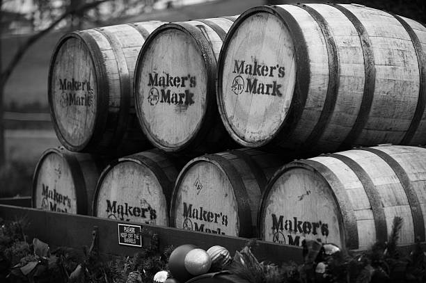 メーカーのマークバレル、ワゴンでケンタッキー - whisky barrel distillery hard liquor ストックフォトと画像