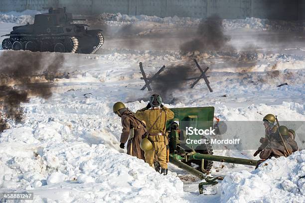 Resistenza Al Nemico Battaglia Di Ricostruzione - Fotografie stock e altre immagini di Distruzione - Distruzione, Neve, Abbigliamento mimetico