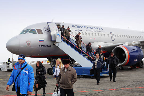 aeroflot airbus a319 décharger passagers - aeroflot photos et images de collection