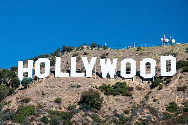 hollywood firmare sulle montagne di santa monica a los angeles - fox network foto e immagini stock