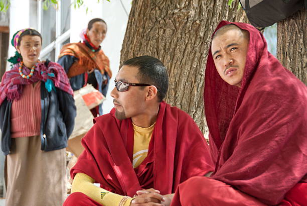 仏教の僧侶参加のガプジャ（ドルガ神のセレモニーレーでは、インドます。 - raybans ストックフォトと画像