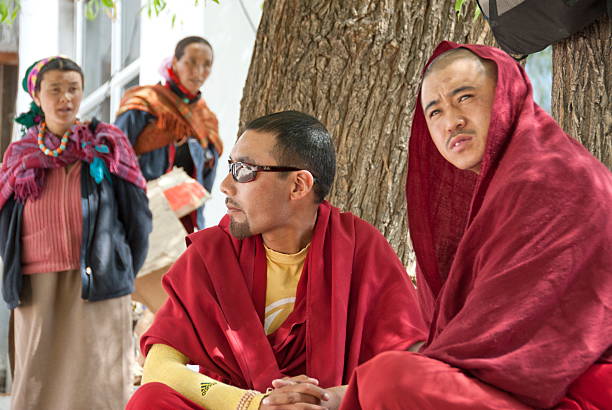 monges budistas participar no puja cerimônia de leh, índia. - raybans - fotografias e filmes do acervo