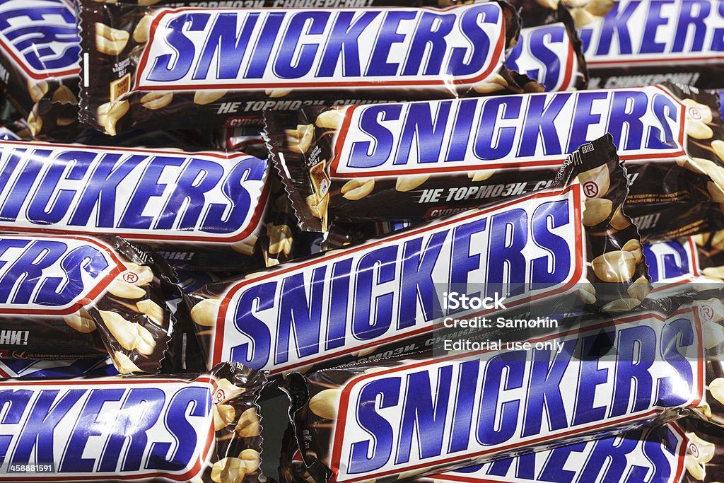 Primo piano di molti Snickers cioccolato bar - Foto stock royalty-free di Snickers