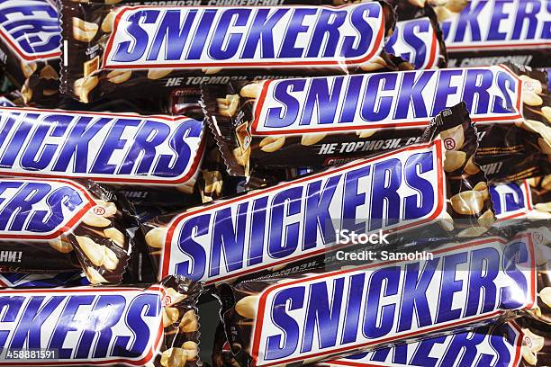 Primo Piano Di Molti Snickers Cioccolato Bar - Fotografie stock e altre immagini di Snickers - Snickers, Dolciumi, Mars - Marchio depositato