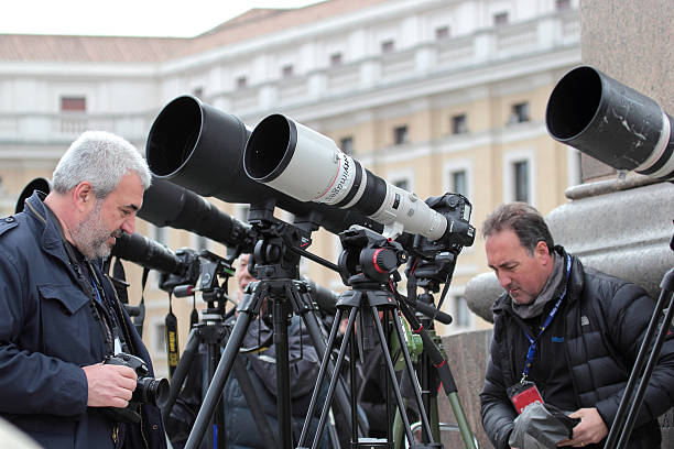 photographes avec de longues telephoto attend le pope francis i - bergoglio photos et images de collection