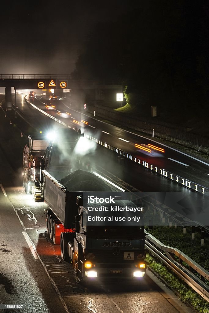 Lavori stradali, Rimozione di vecchia strada asfaltata di notte - Foto stock royalty-free di Adulto