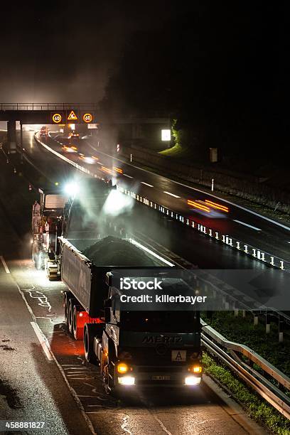 Lavori Stradali Rimozione Di Vecchia Strada Asfaltata Di Notte - Fotografie stock e altre immagini di Adulto