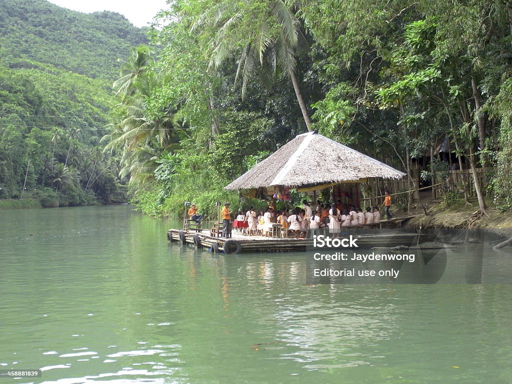 - Performance auf Loboc River - Lizenzfrei Anzahl von Menschen Stock-Foto