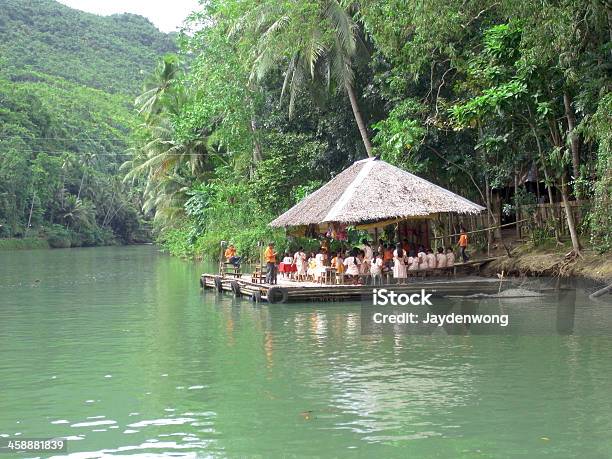 Performance Auf Loboc River Stockfoto und mehr Bilder von Anzahl von Menschen - Anzahl von Menschen, Aufführung, Baum