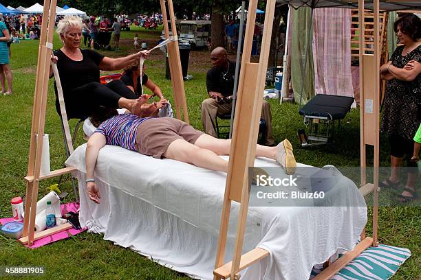 Barfuß Frau Erhält Ashiatsu Massage Im Sommerfestival Stockfoto und mehr Bilder von Alternative Behandlungsmethode