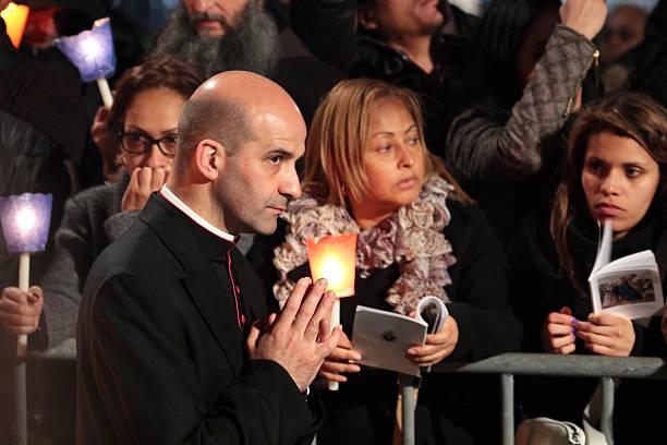 prélat en chemin de croix présidé par le pope francis - bergoglio photos et images de collection