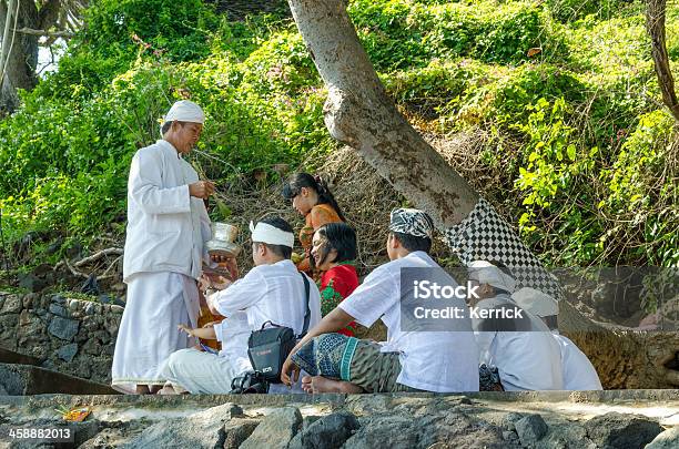 Beten Personen In Hindutempel In Bali Indonesien Stockfoto und mehr Bilder von Alt - Alt, Asiatische Kultur, Asiatischer und Indischer Abstammung
