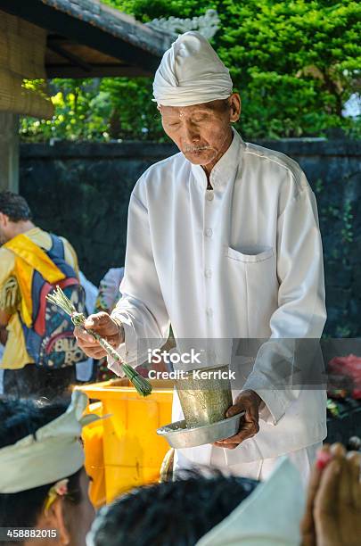 Segnung Priester In Hindutempel In Bali Indonesien Stockfoto und mehr Bilder von Alt