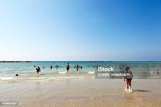 Foto de Verão Na Praia De Telaviv e mais fotos de stock de Andar - Andar, Areia, Arrebentação