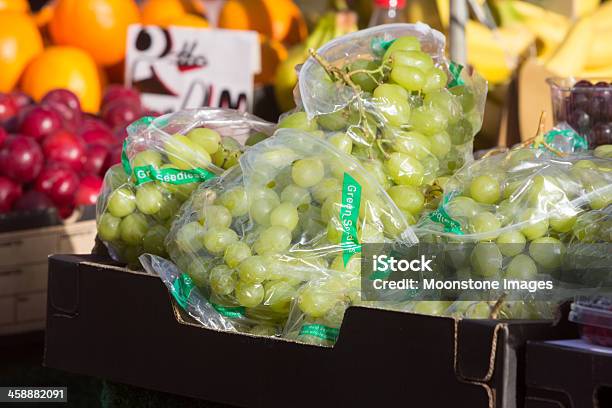 ポートベローロードマーケットのノッティングヒルlondon - 包装のストックフォトや画像を多数ご用意 - 包装, ブドウ, 果物