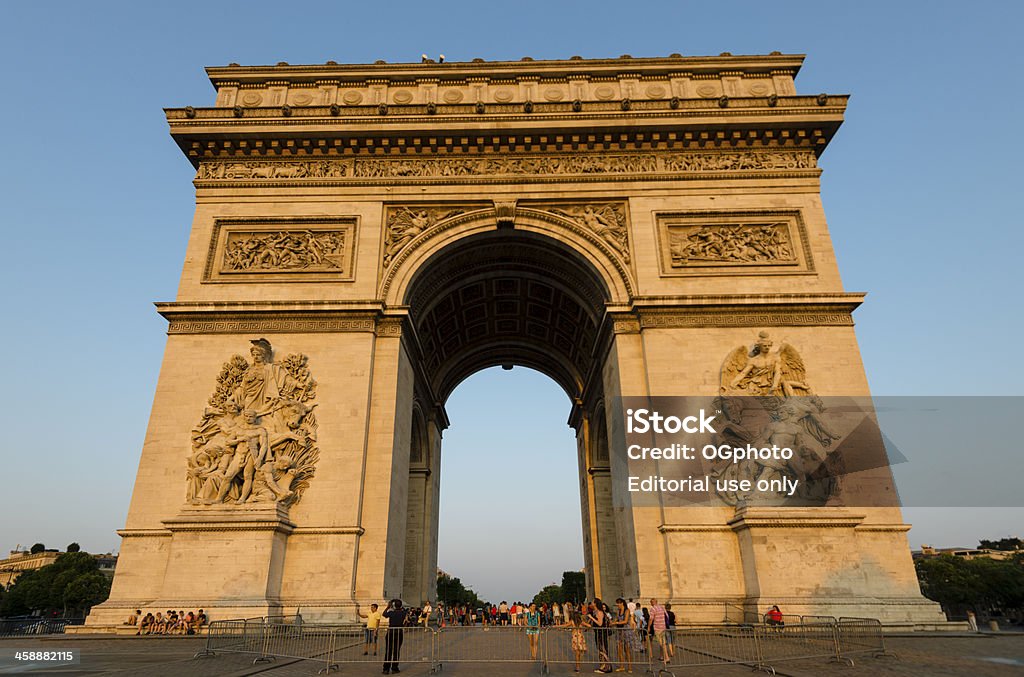 Multidões de turistas admirar o Arc de Triomphe. - Foto de stock de Antigo royalty-free