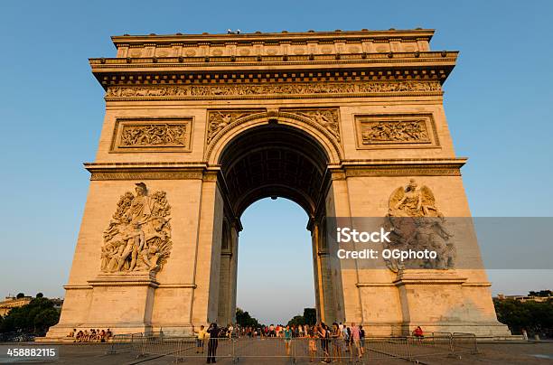 Foto de Multidões De Turistas Admirar O Arc De Triomphe e mais fotos de stock de Antigo - Antigo, Arco - Característica arquitetônica, Arco do Triunfo - Paris