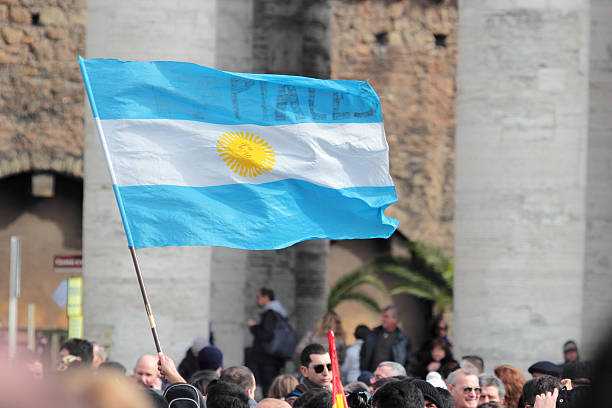 флаг аргентины в st peters square - lake angelus стоковые фото и изображения