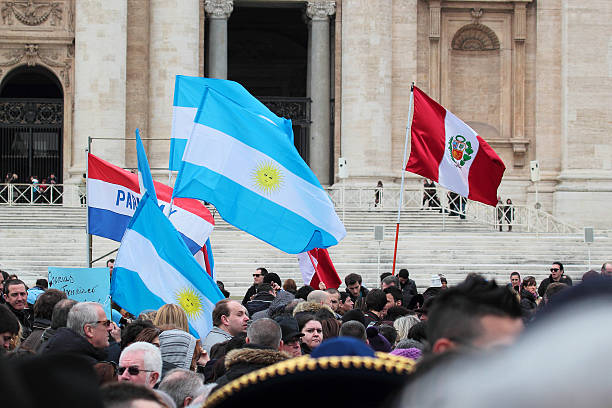 bandiera sudamericana durante l'angelus di papa francesco i - lake angelus foto e immagini stock