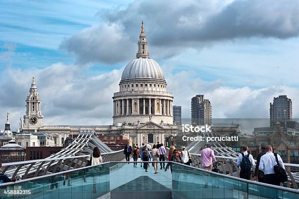 Foto de Millennium Bridge Em Londres e mais fotos de stock de Arquitetura - Arquitetura, Catedral, Catedral de São Paulo Londres