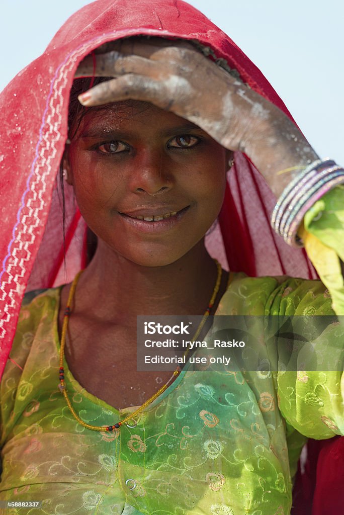 India mujer trabajadora en salt farm - Foto de stock de Cultura hindú libre de derechos