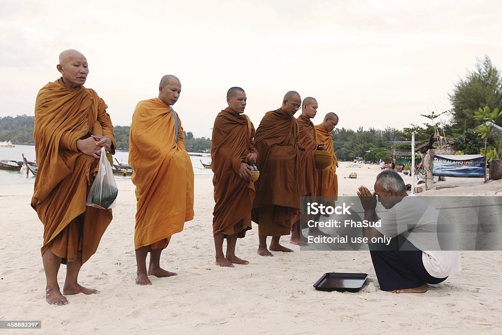 Старый человек дает питание и напитки для Милостыня Буддийские монахи - Стоковые фото Азиатского и индийского происхождения роялти-фри