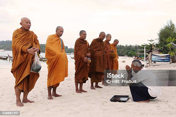 Старый Человек Дает Питание И Напитки Для Милостыня Буддийские Монахи — стоковые фотографии и другие картинки Азиатского и индийского происхождения