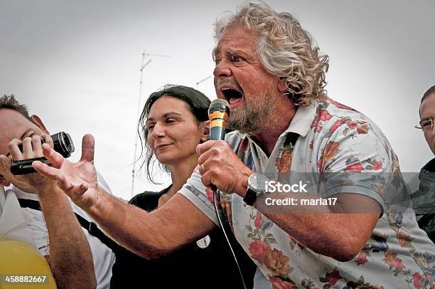 Beppe Das Grillo Während Eine Wahl Rally Stockfoto und mehr Bilder von Catania - Catania, Demokratie, Fernsehreporter