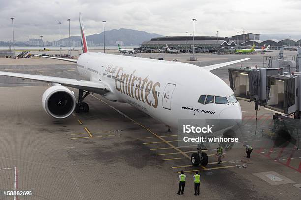 Emirates Boeing 777300er - Fotografias de stock e mais imagens de Aeroporto - Aeroporto, Aeroporto Internacional de Hong Kong, Avião