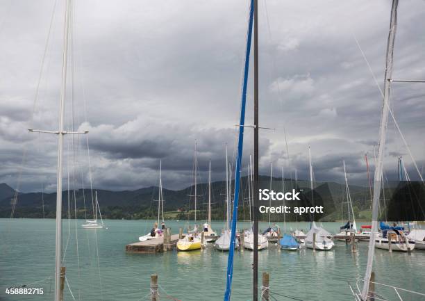 Ochrona Żaglowce Z Nadchodzącą Storm - zdjęcia stockowe i więcej obrazów Jezioro Tegernsee - Jezioro Tegernsee, Tegernsee, Burza