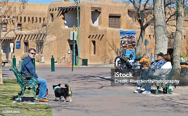 La Vida De La Ciudad De Santa Fe Foto de stock y más banco de imágenes de Aire libre - Aire libre, Aldea, Banco del parque