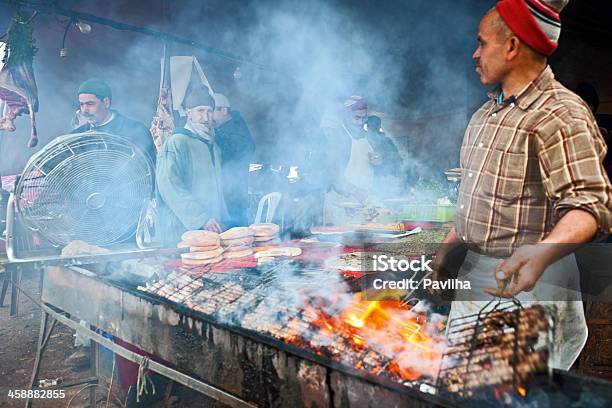 Photo libre de droit de Barbecue Au Marché Alimentaire Azrou Maroc Et En Afrique banque d'images et plus d'images libres de droit de Acheter