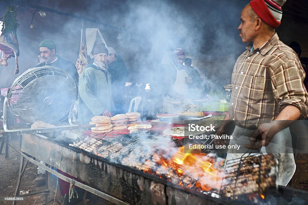 Barbecue presso il mercato alimentare in Azrou Marocco Africa - Foto stock royalty-free di Arrosto - Cibo cotto