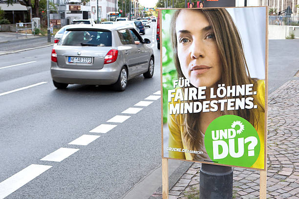 wahlkampf billboard der die gruenen/bundestagswahlkampf - canvass stock-fotos und bilder