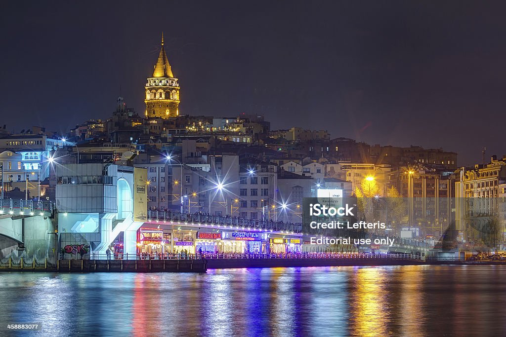 Noite vista da ponte e Torre de Galata, Istambul, Turquia - Royalty-free Antigo Foto de stock