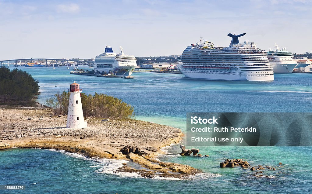 Navi da crociera nelle Bahamas - Foto stock royalty-free di Port Canaveral