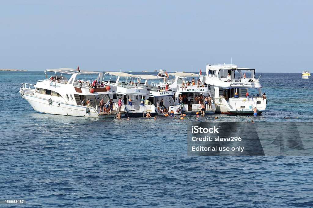 Snorkeling os turistas em férias e motor iates no mar vermelho - Foto de stock de Atividade Recreativa royalty-free