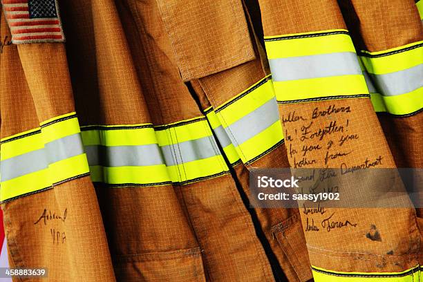 Foto de Jaqueta Memorial De Bombeiros e mais fotos de stock de Comunidade - Comunidade, Incêndio Florestal, Acidentes e desastres