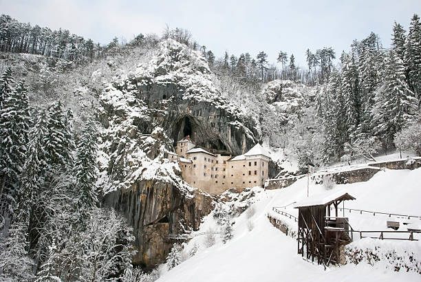 castello di predjama in inverno - castle slovenia winter snow foto e immagini stock