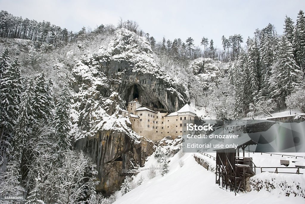Castelo de Predjama no inverno - Foto de stock de Castelo de Predjama royalty-free