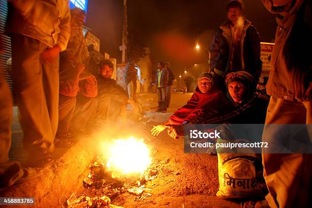 Foto de Rua De Incêndio e mais fotos de stock de Adulto - Adulto, Agachando-se, Asiático e indiano