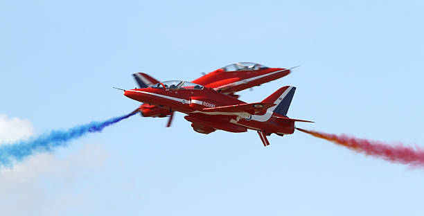 royal air force red arrows acrobatas de equipe - fighter plane teamwork airplane air force - fotografias e filmes do acervo