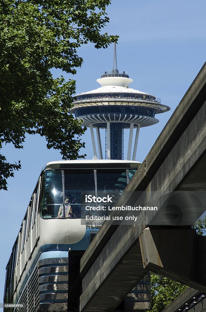 Space Needle domina la monorotaia di Seattle - Foto stock royalty-free di Centro della città