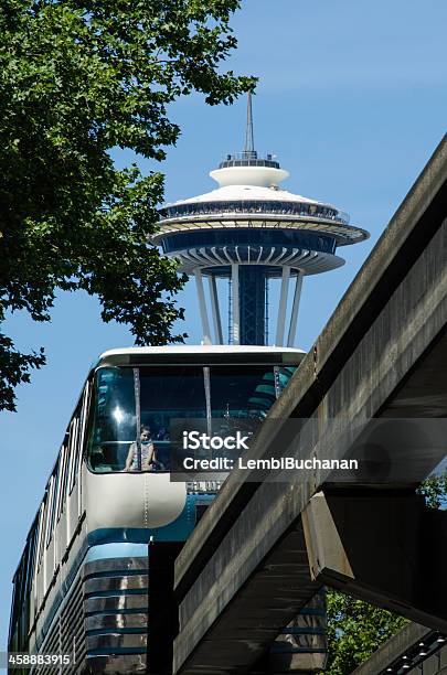 Space Needle Domina La Monorotaia Di Seattle - Fotografie stock e altre immagini di Centro della città - Centro della città, Composizione verticale, Fotografia - Immagine