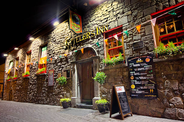 historyczne irish pub - kilkenny city zdjęcia i obrazy z banku zdjęć