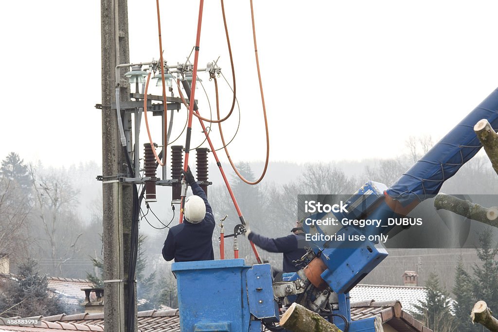 Homem operar em um pólo Elétrica - Royalty-free Eletricidade Foto de stock