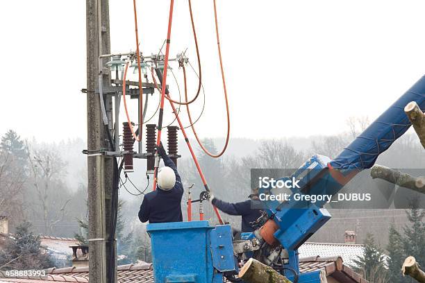 Homem Operar Em Um Pólo Elétrica - Fotografias de stock e mais imagens de Eletricidade - Eletricidade, Adulto, Ao Ar Livre