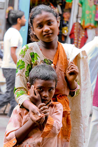 двое детей, прося - hungry child human hand india стоковые фото и изображения