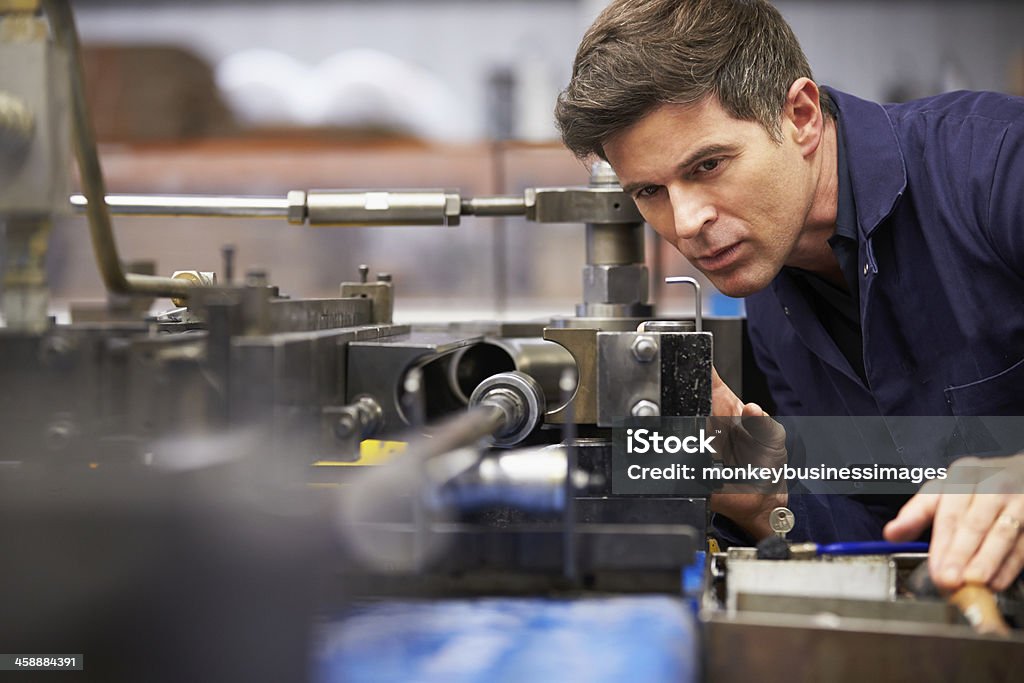 Ingeniero de fábrica Doblatubos hidráulica de funcionamiento - Foto de stock de Maquinaria libre de derechos